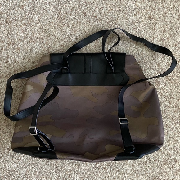Stella & Dot Ava Camo Backpack - Picture 4 of 9